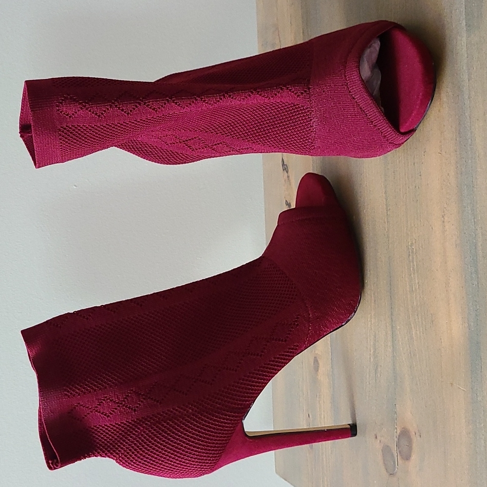 New no Box. Shoe Dazzle Anka Peep Toe Bootie Size 9.5